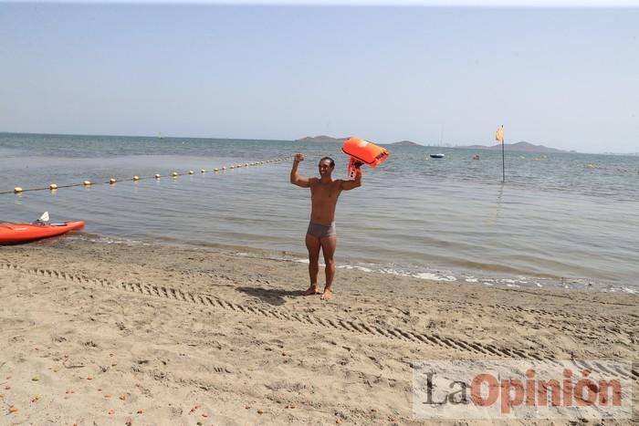 Un hombre cruza a nado el Mar Menor