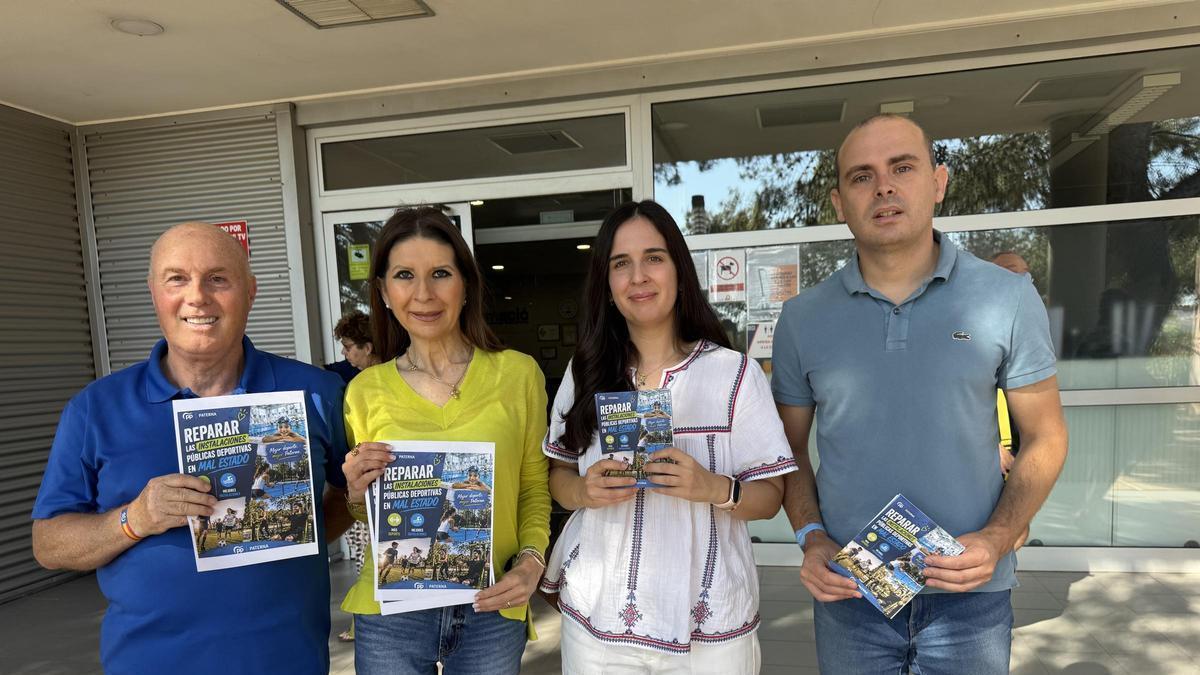 Los concejales del PP presentan su propuesta.