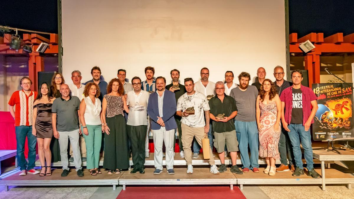 Foto de familia de los premiados y responsables del Festival de Cine de Sax