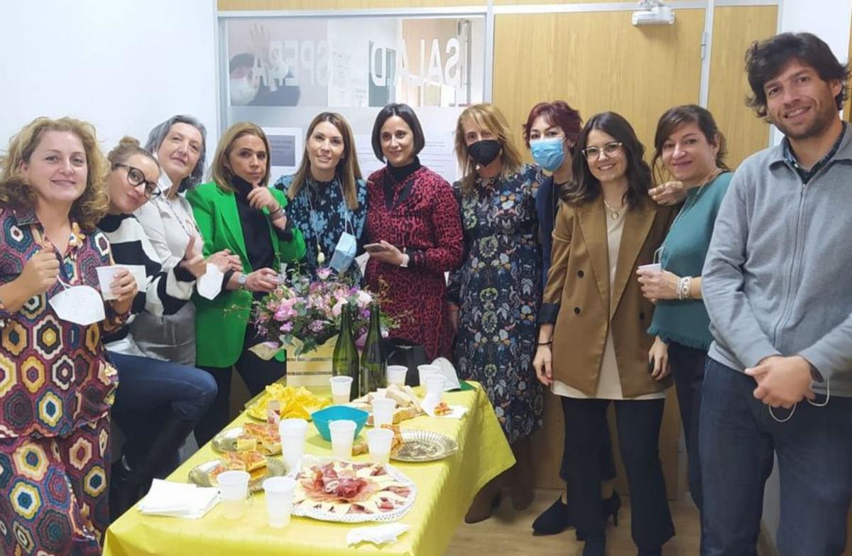 Despedida con los compañeros de la planta cero Rocío Lodeiro recibió ayer el cariño de sus compañeros en su último día en su puesto. “Fue difícil despedirme”, reconoció. “Aunque el CIM es algo independiente, con el paso de los años fuimos forjando una relación entre todos. La planta cero del Concello es como un parapeto. Es el sitio donde atienden primero a los vecinos que entran y creo que todos forman una piña”.