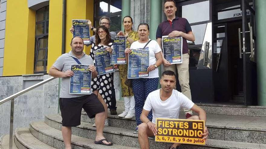 Los organizadores de la fiesta y las concejalas María Alonso y Cintia Ordóñez, ayer en Sotrondio.
