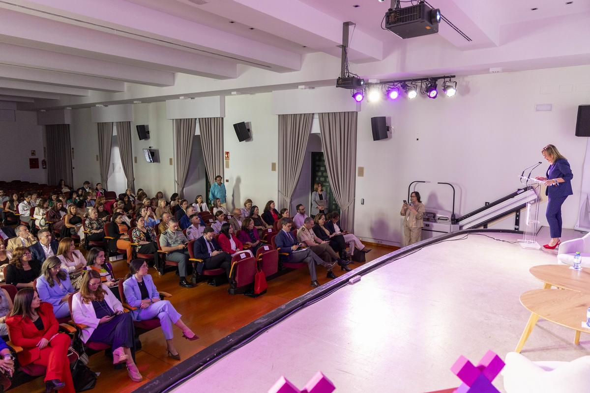 Auxiliadora Moreno se dirige a los asistentes al inicio de la entrega de los Premios al Emprendimiento.