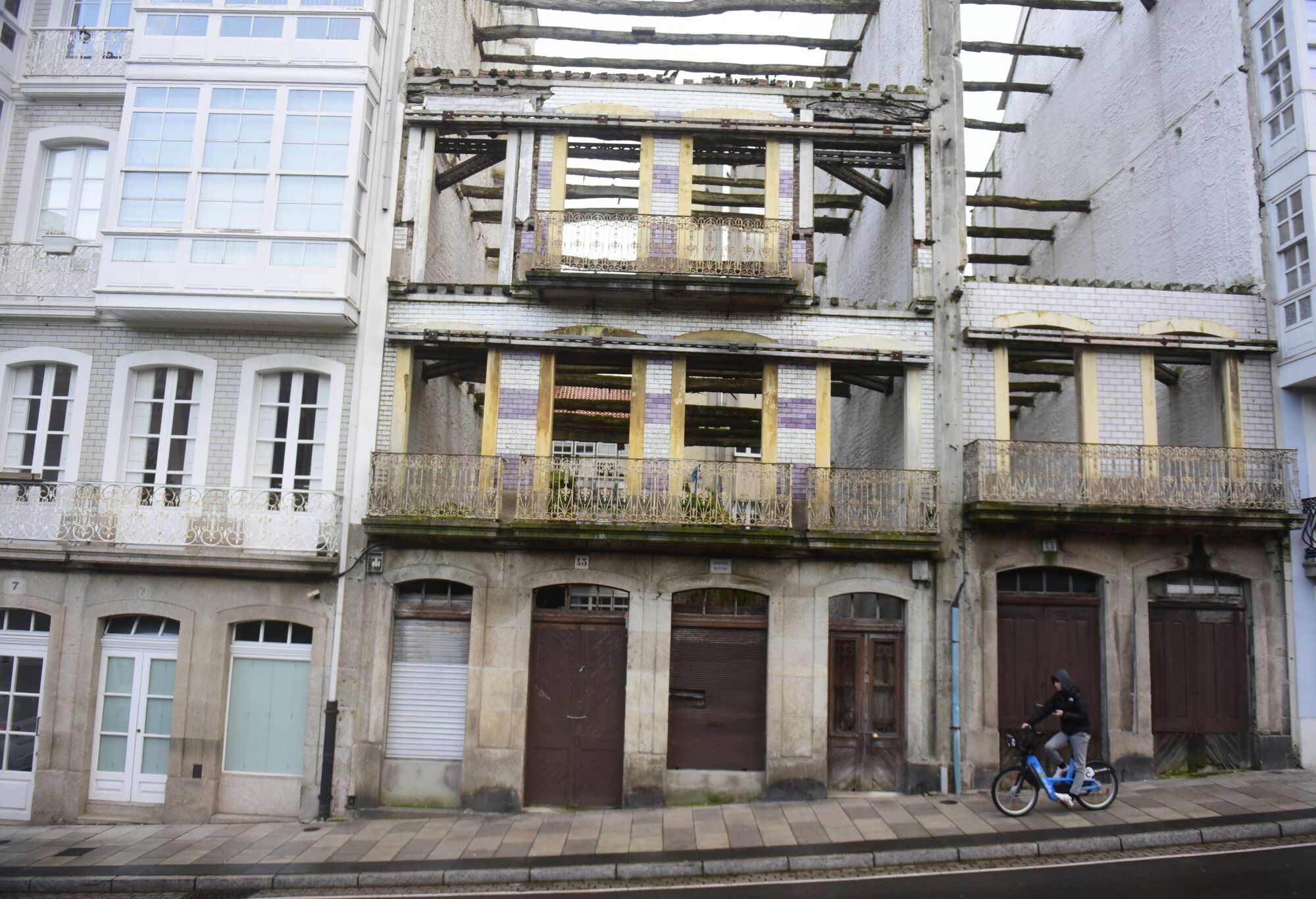 Fachada del número 8 de Santa Lucía