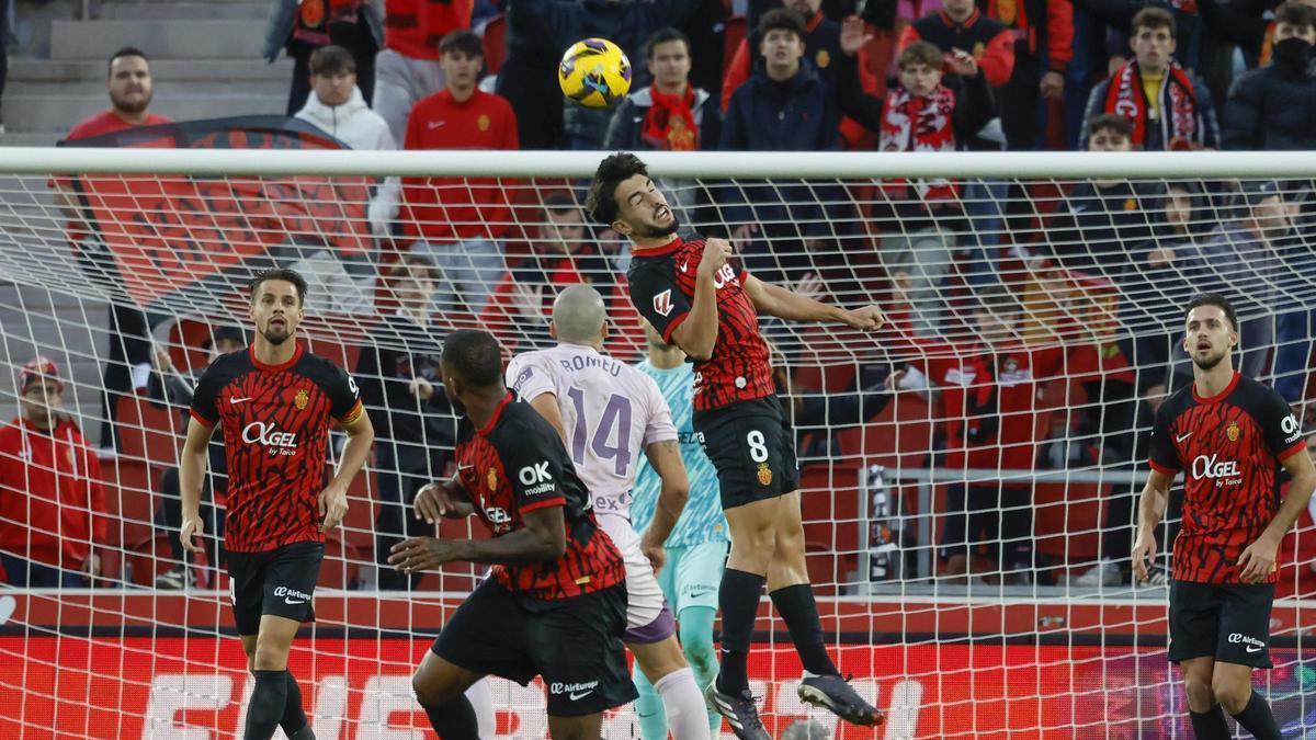 Morlanes pugna en un balón áereo con Oriol Romeu