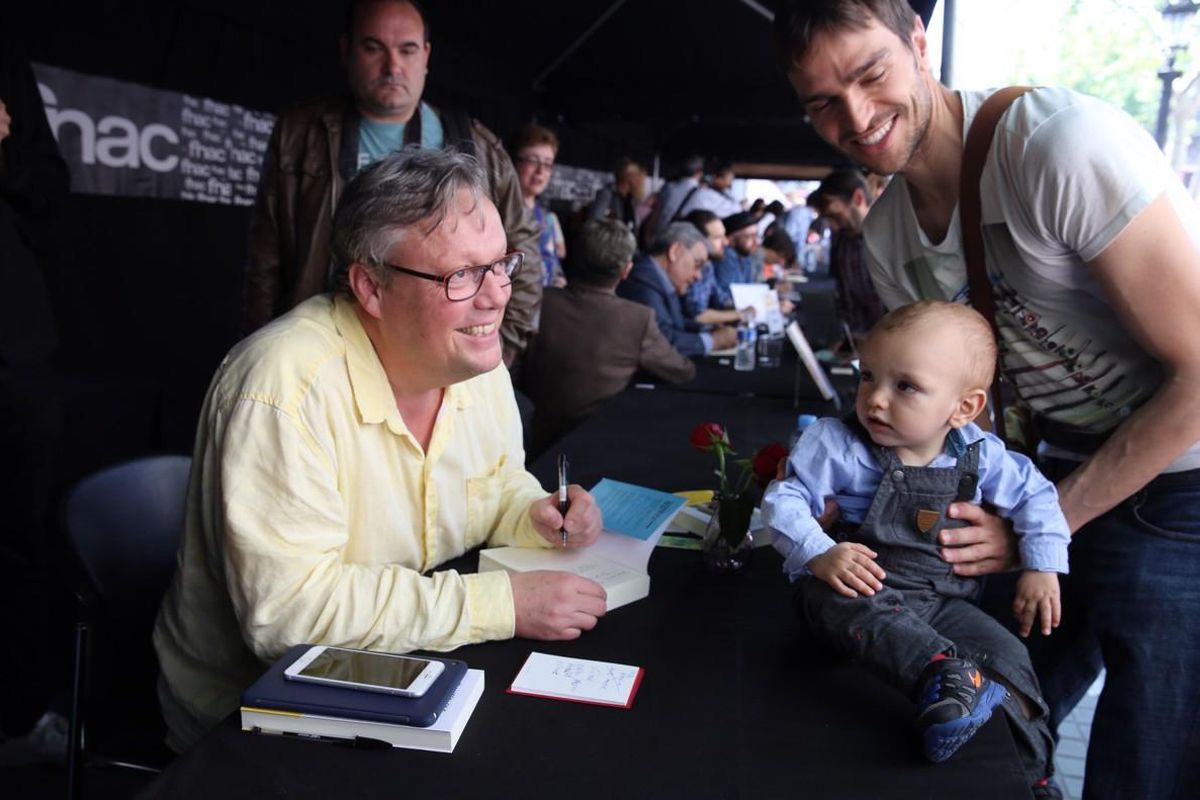 Jonas Jonasson firma libros en la librería FNAC de Barcelona.