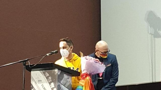 Ángel Cruz agradece al colectivo No Te Prives el ramo de flores.