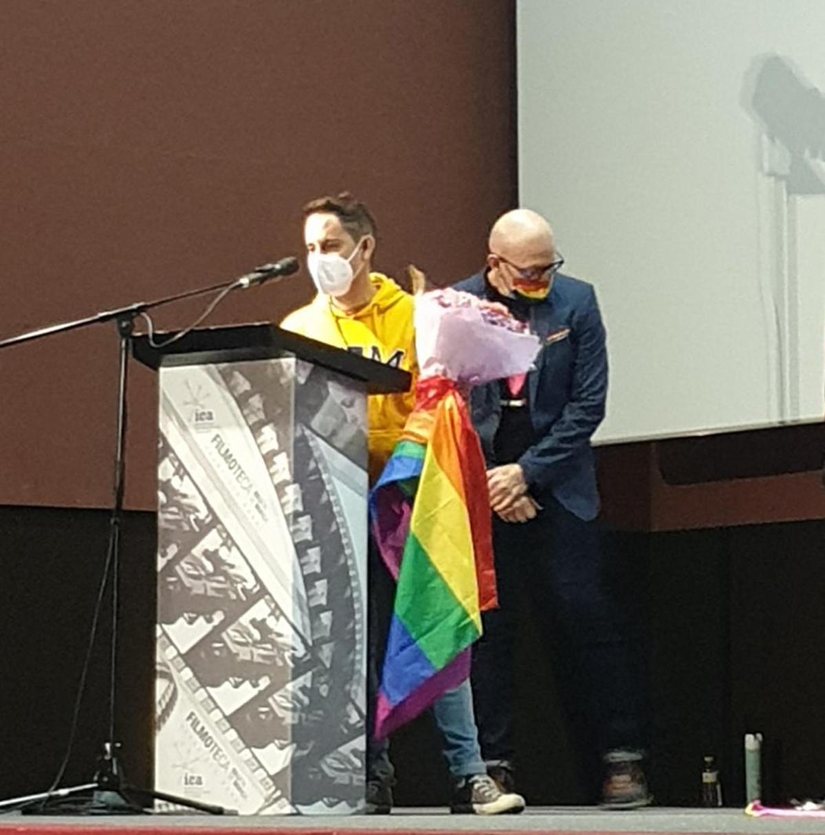 Ángel Cruz agradece al colectivo No Te Prives el ramo de flores.