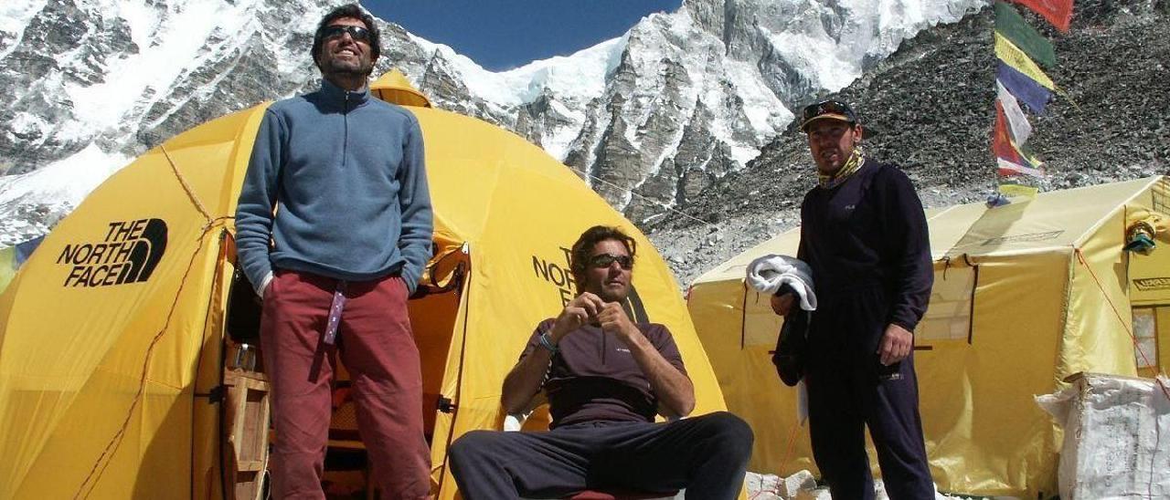 Tolo Quetglas, Juan Antonio Olivieri y Tolo Calafat, en el Everest en 2006.