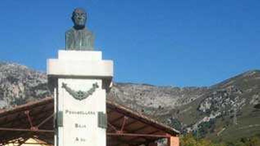 Las autoridades rotarias José Amago, José Ramón Echevarría y Benito Francisco Sainz, junto a Román Antonio Álvarez -primero por la derecha-, ayer, delante del monolito coronado por el busto de Ángel Cuesta en Panes.