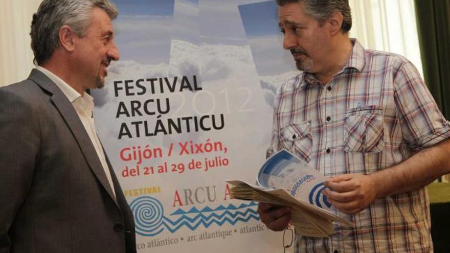 Carlos Rubiera, a la izquierda, con Humberto Gonzali, ayer, en la presentación de las jornadas literarias del festival.