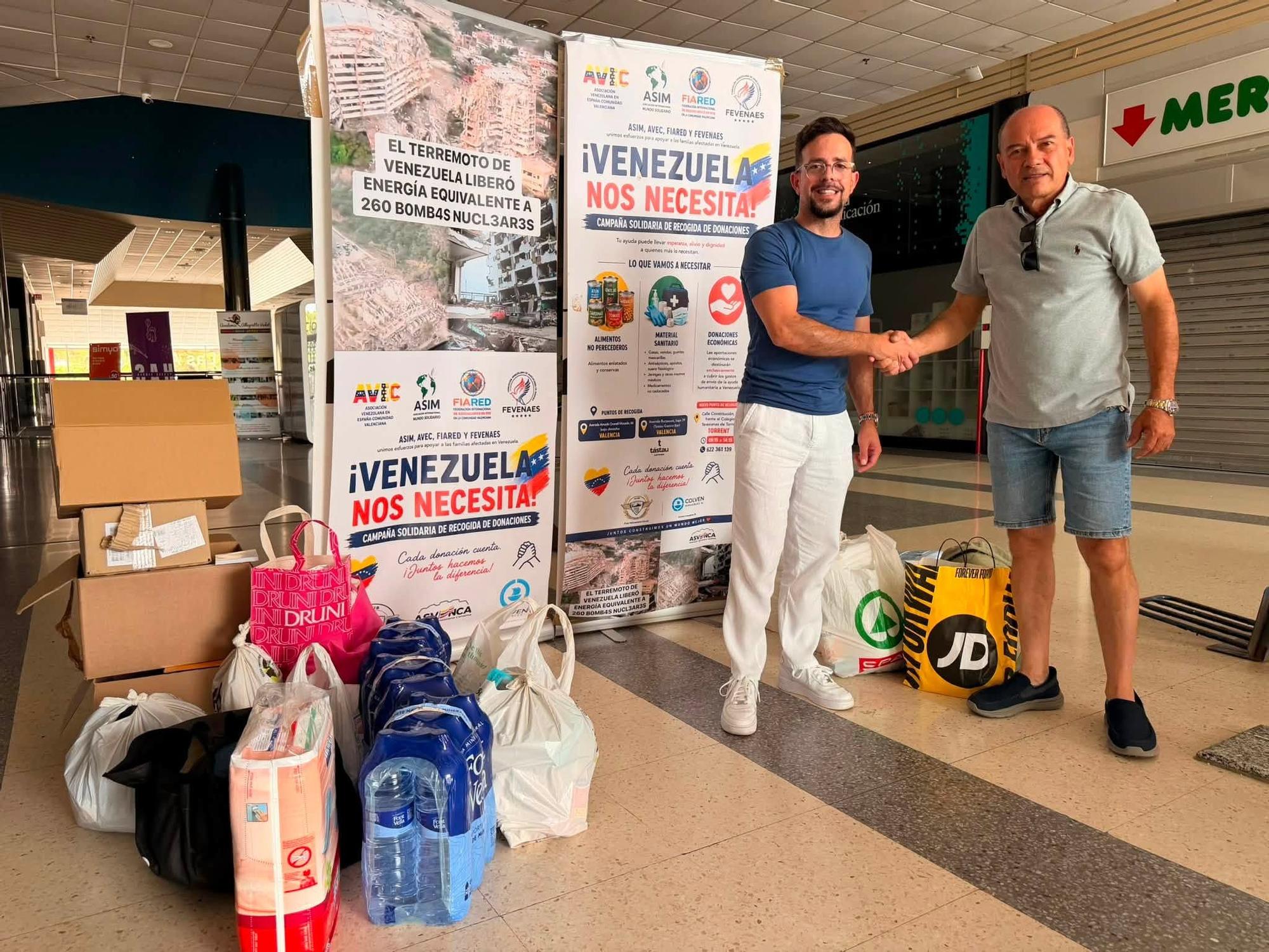 Entrega del material recogido en Benirredrà.