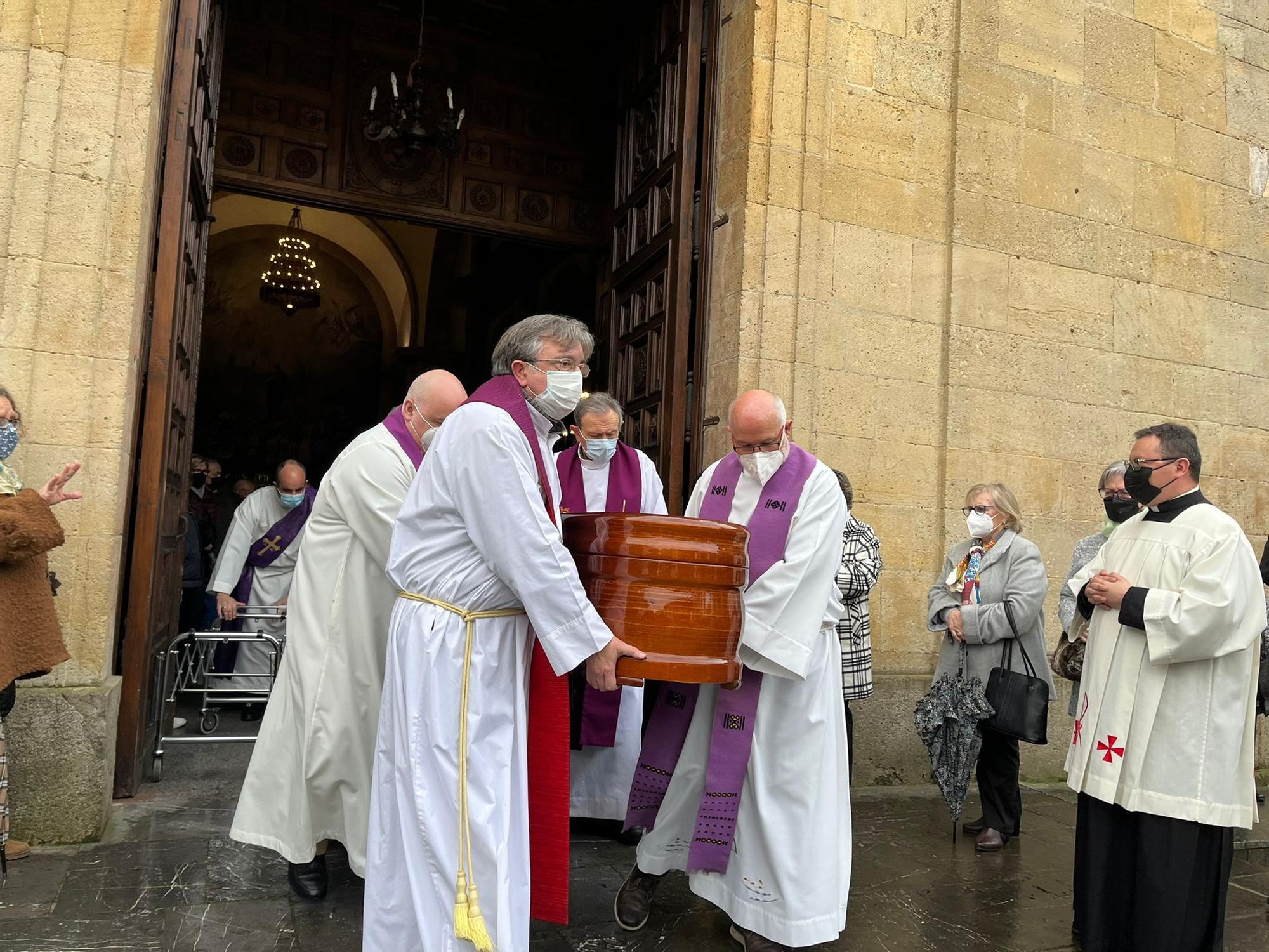 Emocionado funeral en Pola de Siero por el cura "Tito"