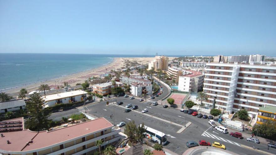 Imagen de la urbanización turística de Playa del Inglés, en el sur de Gran Canaria, con la playa al fondo.  | la provincia / dlp