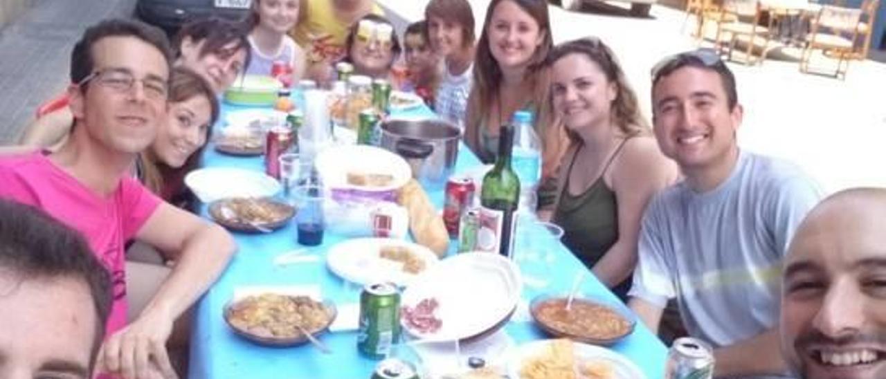 centenares de personas viven con intensidad las fiestas de Benavites en las calles de la localidad. Diversos vecinos en distintos actos de la programación. f cristina marqués