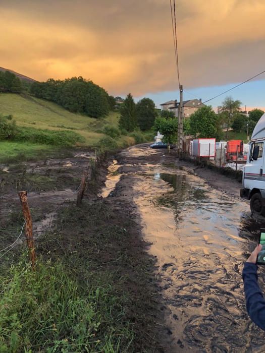 Las lluvias dejaron las vías cubiertas de barro // FdV