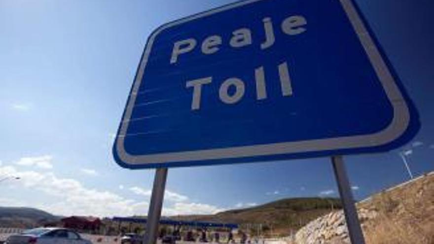 La señal que anuncia la proximidad del peaje de la autopista del Huerna, en La Magdalena (León).
