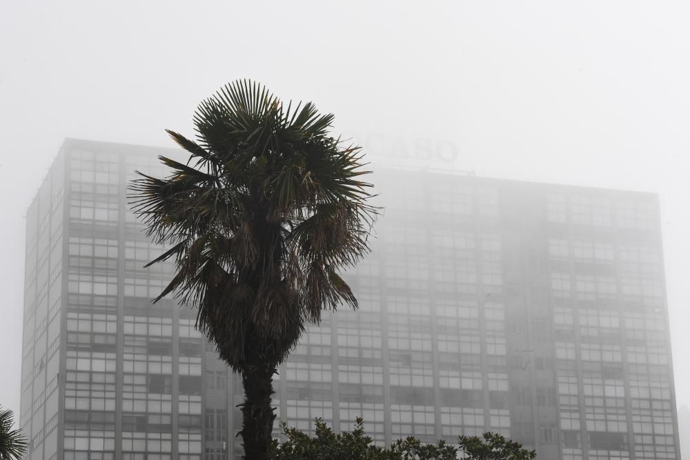 A Coruña bajo el filtro de la niebla