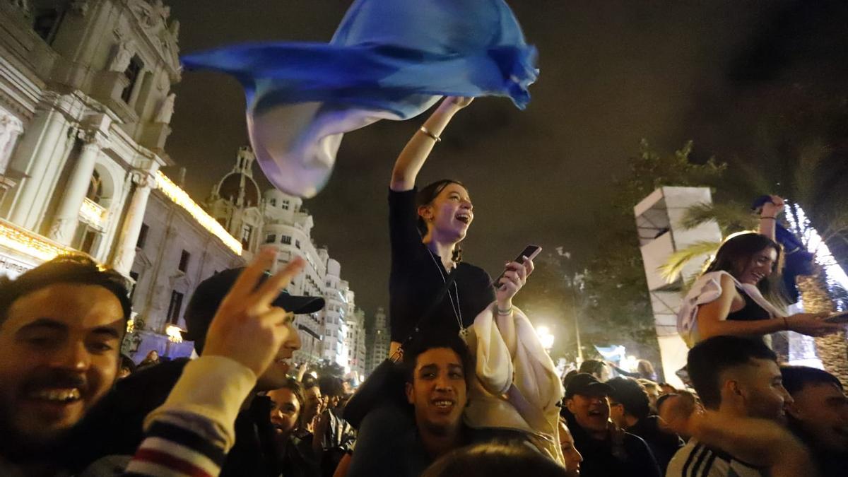 Aficionados argentinos celebran en la plaza del Ayuntamiento de València la victoria en el Mundial