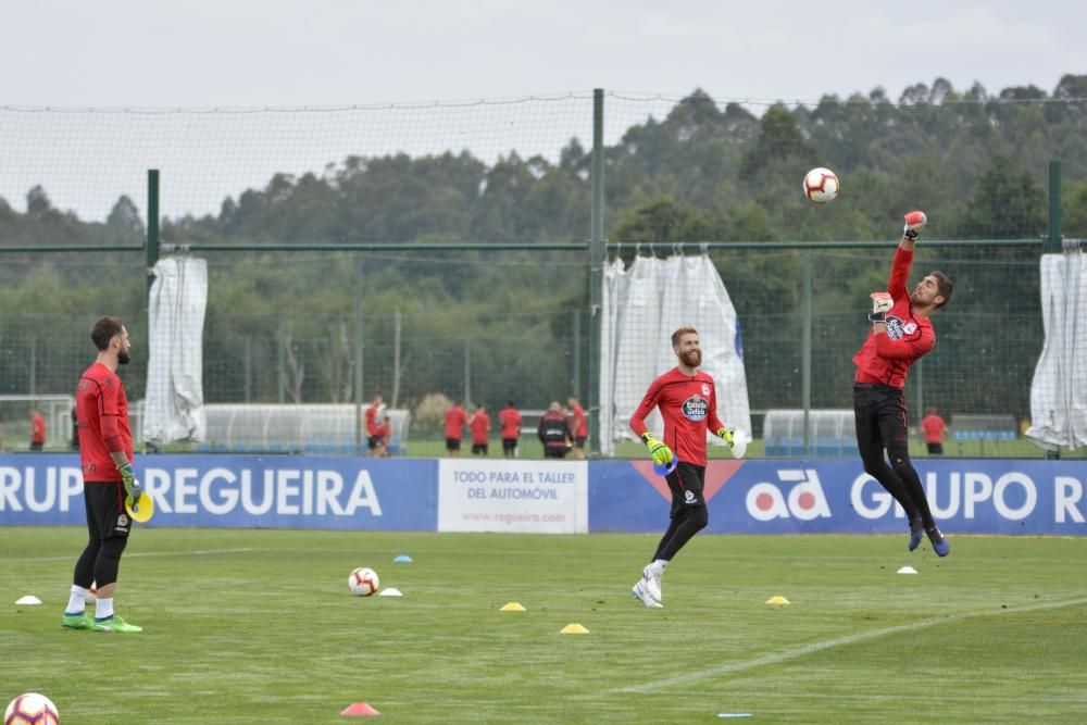 Los problemas del técnico en ataque constatan con el abundante caudal de futbolistas en otras zonas.