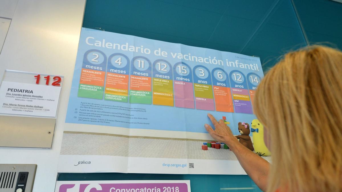 Una mujer consulta el calendario de vacunación infantil.