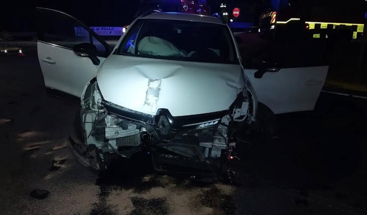 Un vehículo sufre un accidente contra la rotonda de la avenida de Noia, en Brión