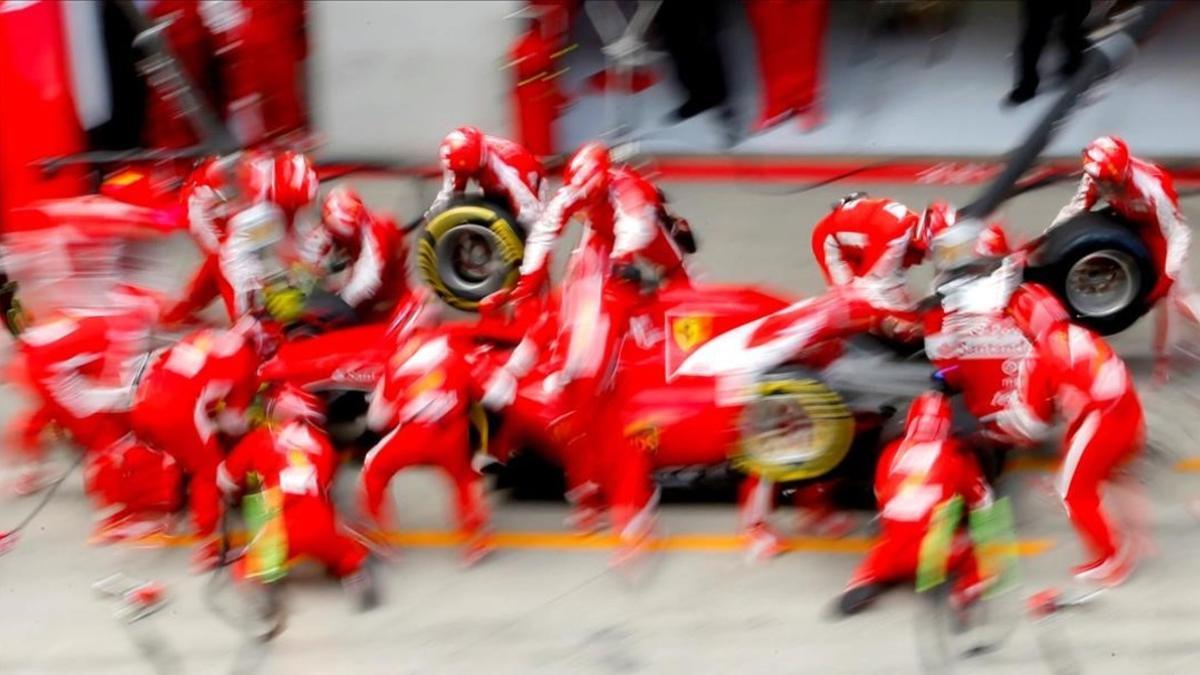 El equipo Ferrari, en un cambio de ruedas de Sebastian Vettel en el GP de Austria.