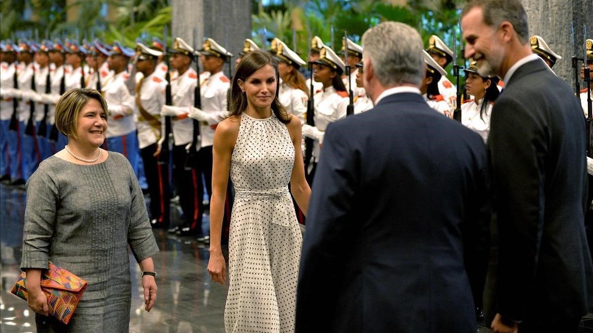Los Reyes, recibidos por el presidente cubano, Miguel Díaz-Canel, y su esposa, en La Habana.