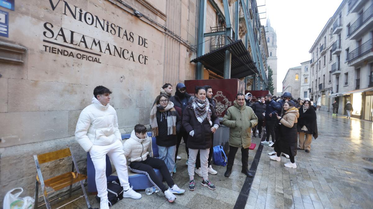 Cientos de personas hacen cola para conseguir entradas para el Unionistas-FC Barcelona