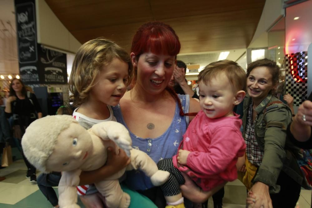 Madres y bebés unidos para reivindicar el porteo