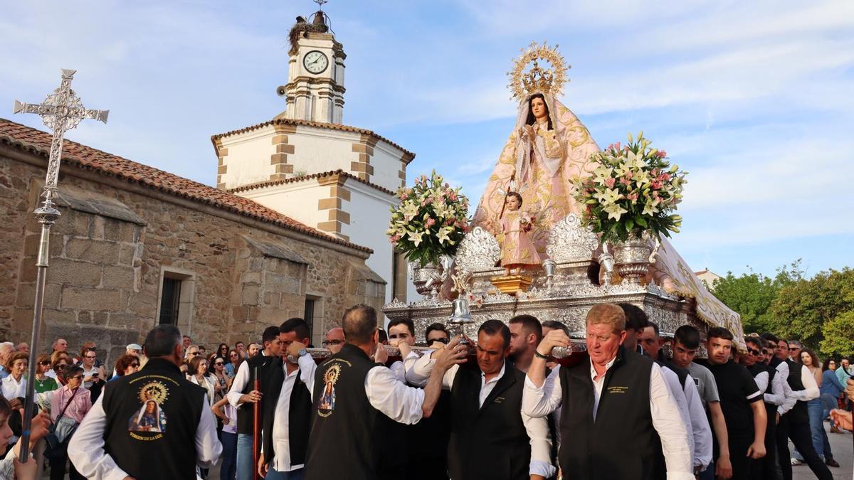 Procesión de la Virgen de la Luz a su paso por la iglesia de San Sebastián