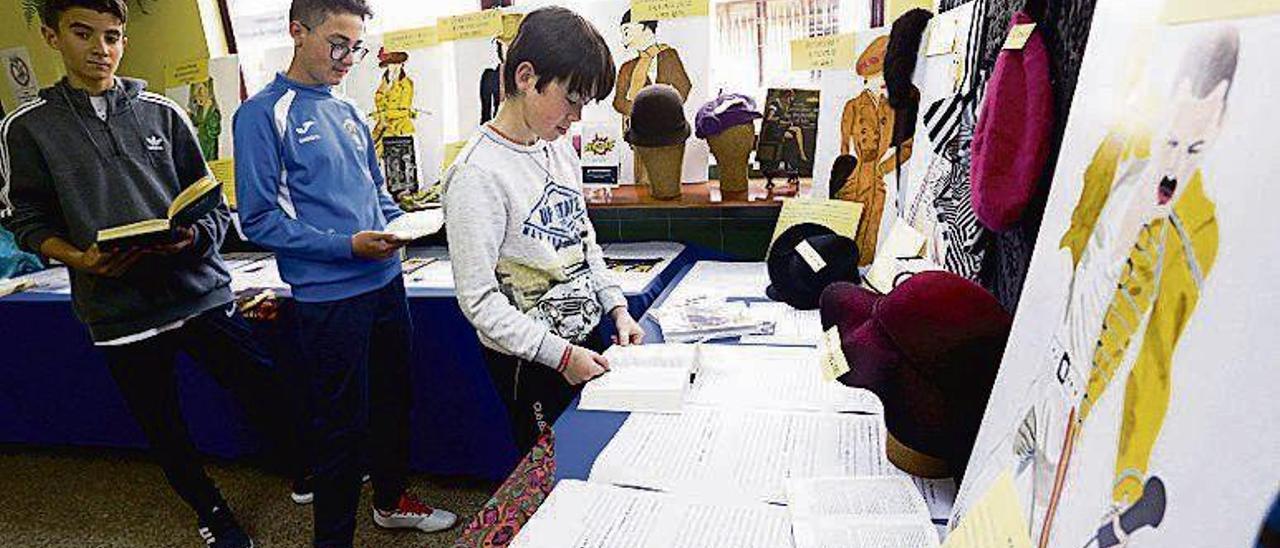 Alumnos del Instituto de Ventanielles, con un muestrario de telas.