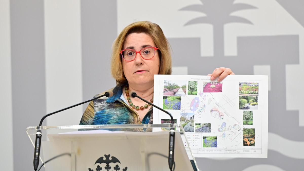 Mercedes Celeste muestra las especies de arbustos y flores que se plantarán en plaza España.