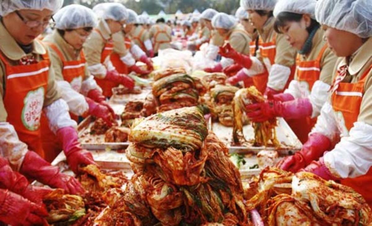 Mestresses de casa sud-coreanes preparen un plat tradicional a partir de col fermentada durant un esdeveniment solidari a Seül. Més de 2.000 voluntàries van preparar 270 tones d’aquest menjar per als seus veïns més necessitats.
