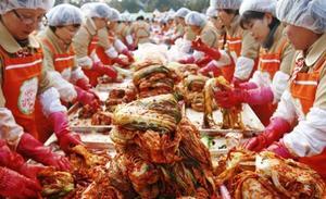 Mestresses de casa sud-coreanes preparen un plat tradicional a partir de col fermentada durant un esdeveniment solidari a Seül. Més de 2.000 voluntàries van preparar 270 tones d’aquest menjar per als seus veïns més necessitats.