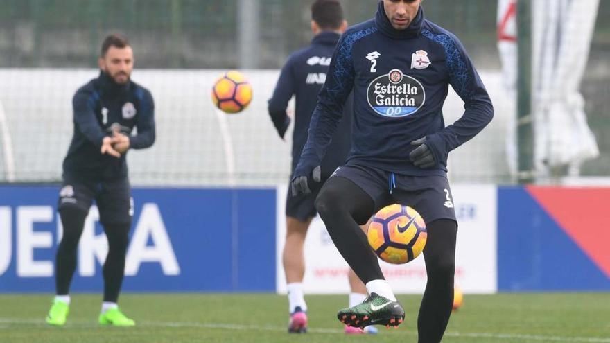 Juanfran en un entrenamiento en Abegondo.