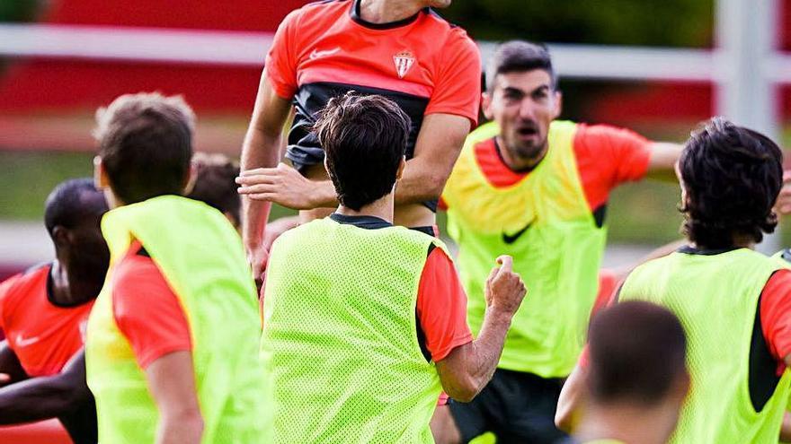 Pelayo Suárez, rematando de cabeza en el entrenamiento de ayer.