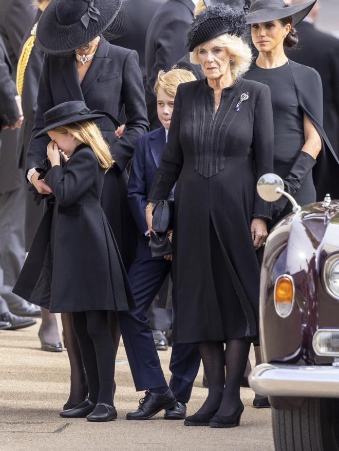 La princesa Charlotte llora durante el funeral a su bisabuela