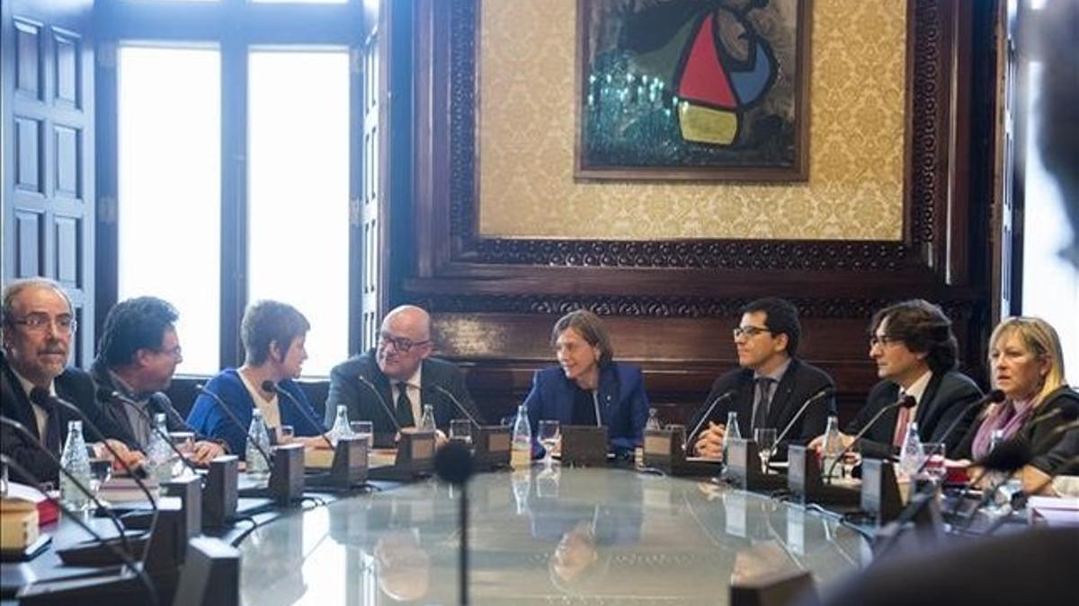 Los miembros de la Mesa del Parlament, con la presidenta Carme Forcadell a la cabeza.