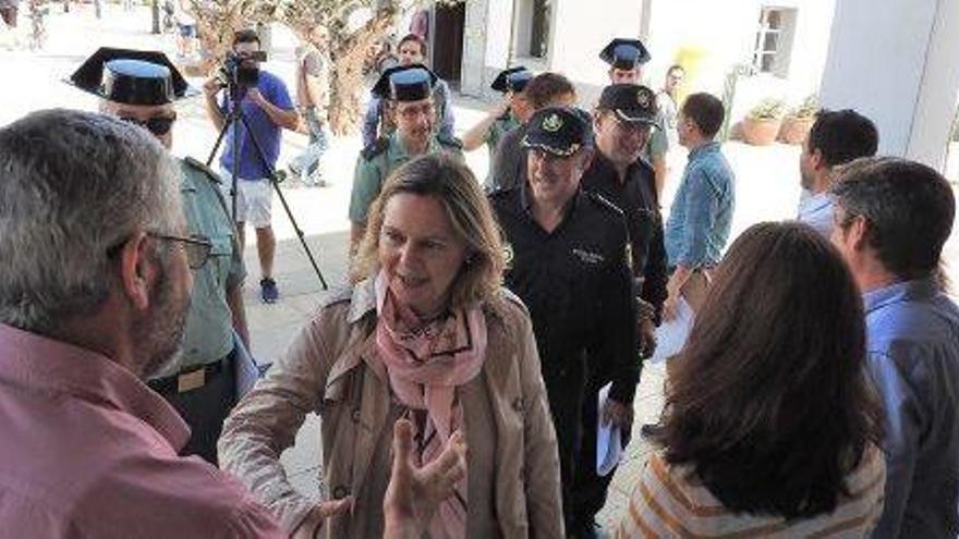 María Salom, representantes de la Guardia Civil y Policía Nacional a su llegada a la sede del Consell.