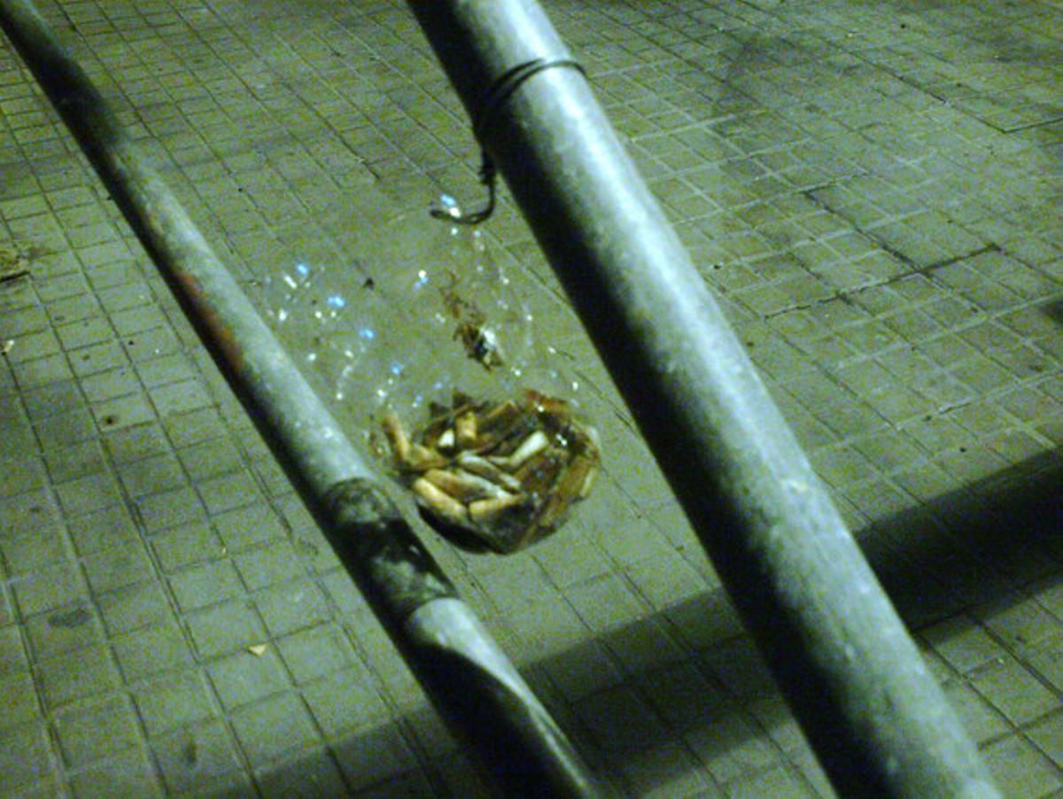 Cendrer de carrer improvisat. La llei del tabac obliga els ciutadans que abans fumaven en locals tancats a sortir al carrer, cosa que causa alguns problemes, com veure el terra amb moltes més burilles que abans, sobretot als voltants dels bars i centres de treball. No obstant sempre hi ha gent que troba solucions per gairebé tot, com l’autor de l’improvisat cendrer que vaig fotografiar la setmana passada a la cantonada dels carrers de Bruc i Casp.