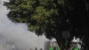 Integrantes del Cuerpo de Bomberos de Guadalajara intentan apagar un vehículo incendiado el pasado domingo, en Guadalajara (México). EFE/ Francisco Guasco