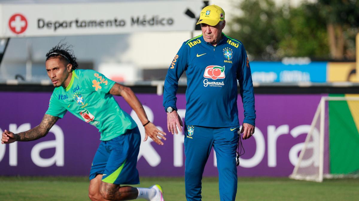 El entrenador de la selección brasileña de fútbol, Carlo Ancelotti, junto al jugador Raphinha en el entrenamiento