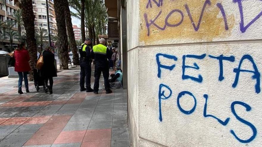 Agentes levantan un acta de sanción a una mujer que pedía en Alfonso el Sabio