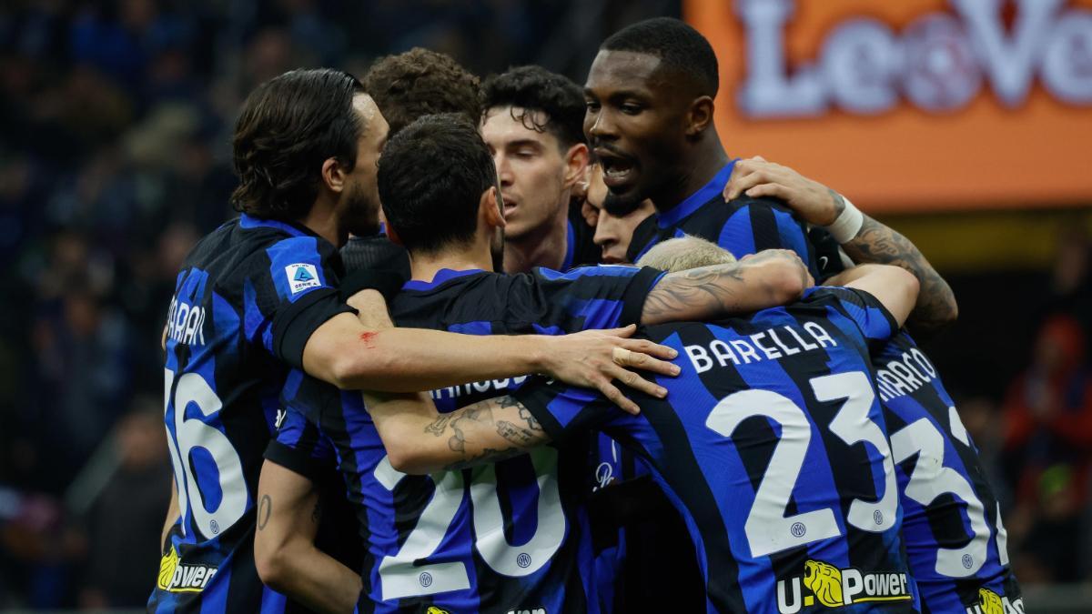 Los jugadores del Inter de Milán celebran el 1-0