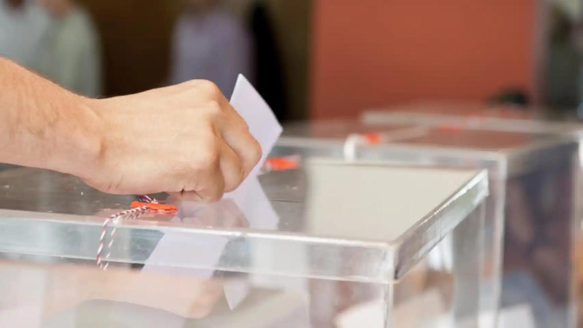 Imagen de archivo de una persona depositando su voto en una urna de un colegio electoral.
