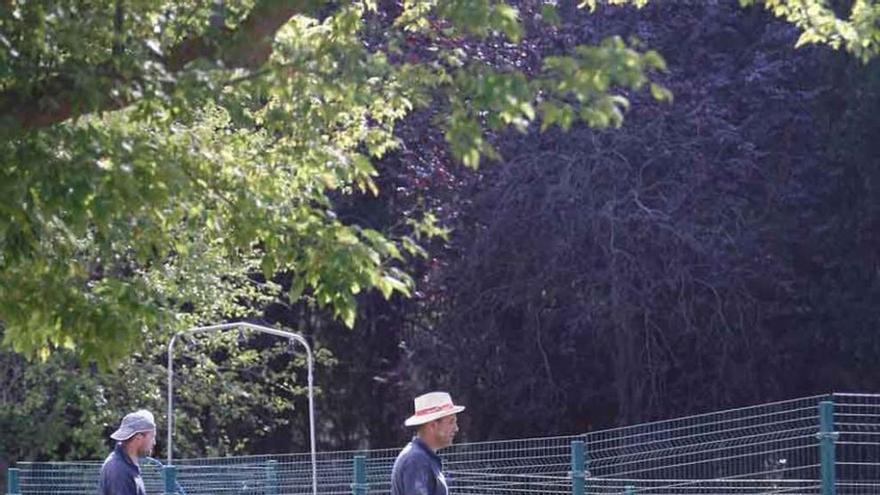 Operarios, ayer en la piscina del Tránsito.