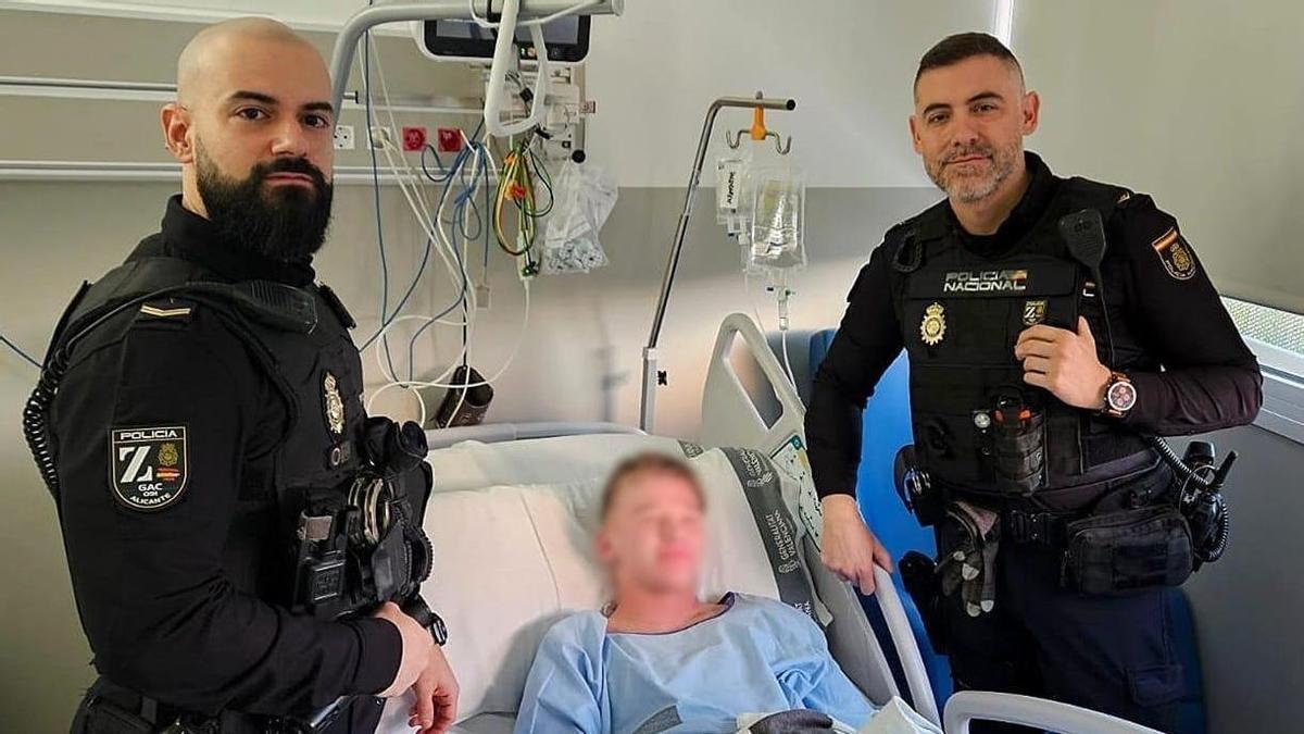 Rescatan a un joven que casi se ahoga al caer en estado ebrio al puerto de Alicante