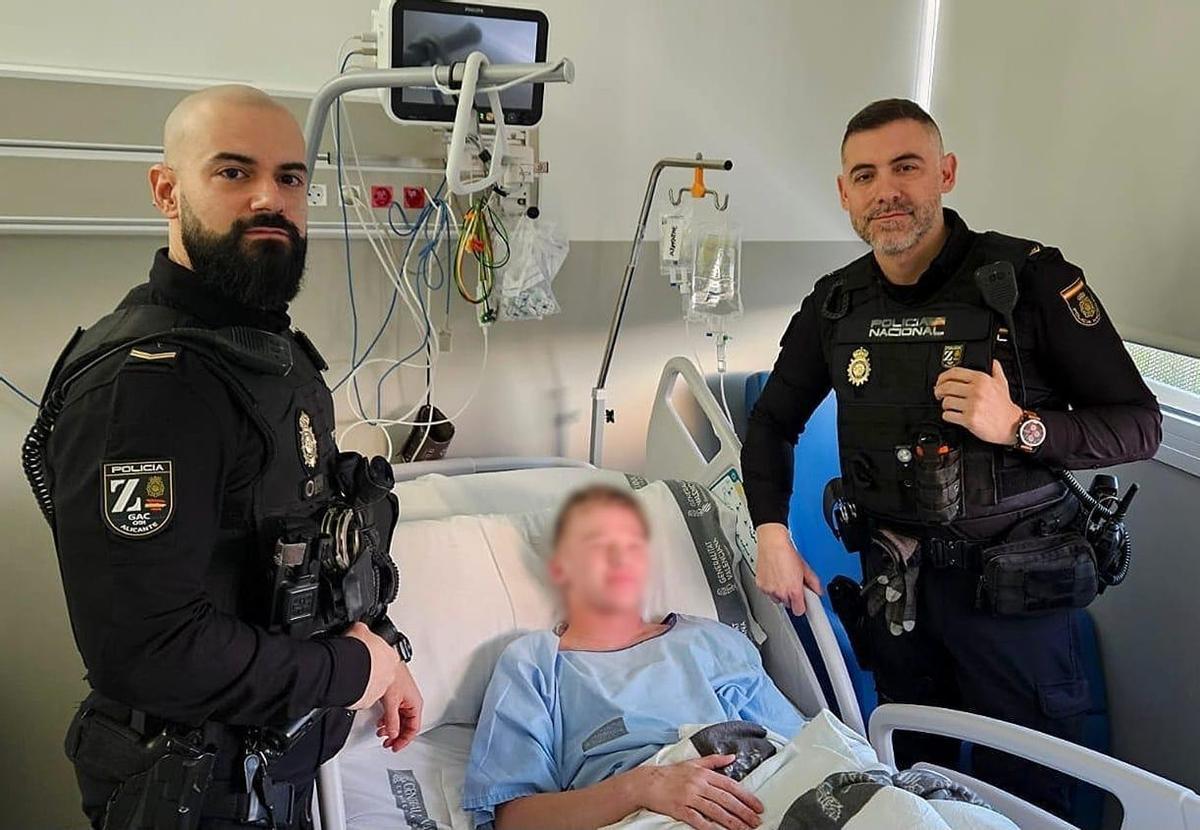 Los dos agentes con el turista que han rescatado y han sido trasladado al Hospital General de Alicante.