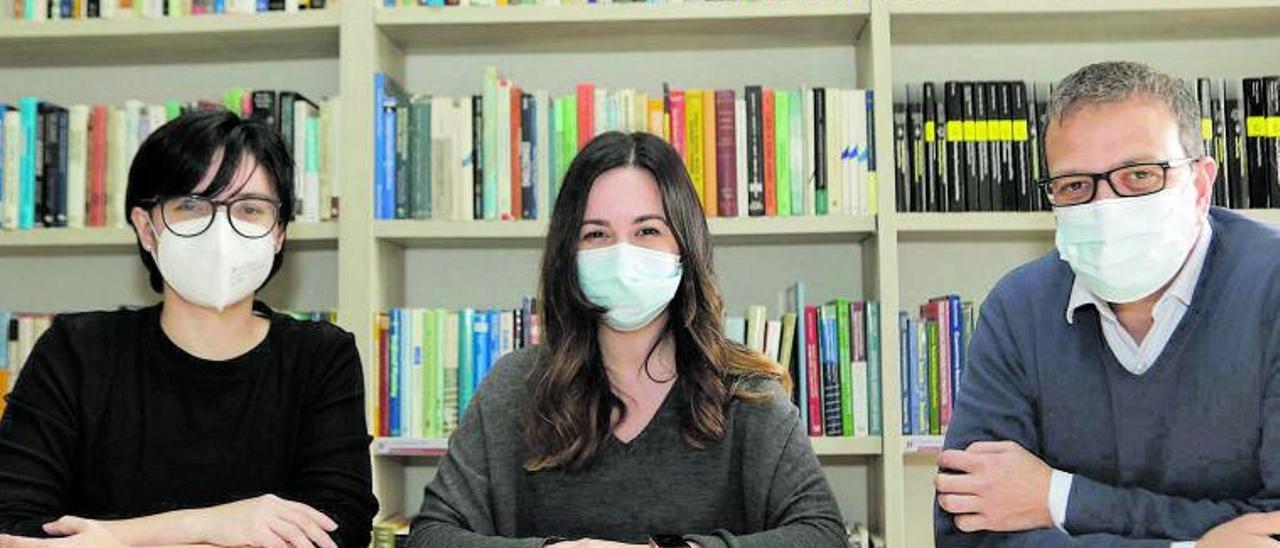 La doctorando Tania Fernández flanqueda por Diana Gutiérrez y Fernando Rubiera, en la Facultad de Economía y Empresa. | Fernando Rodríguez |  FERNANDO RODRÍGUEZ