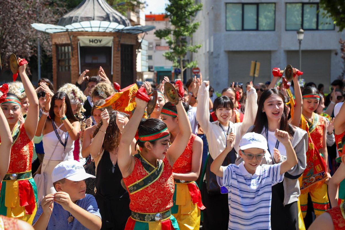 Los espectadores bailan con la agrupación de Taiwán.